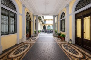 “Questo androne non è un parcheggio!” – Lecito parcheggiare i propri mezzi nell’androne condominiale?