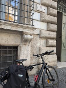 La bicicletta non è solo sport: è mobilità urbana, sostenibile e strategica.